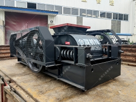 2PG400x400小型對輥草莓网站在线看發往福建泉州破碎瓜子石