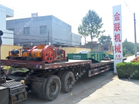兩台小型對輥草莓网站在线看和直線振動篩發往江蘇南通處理矽石